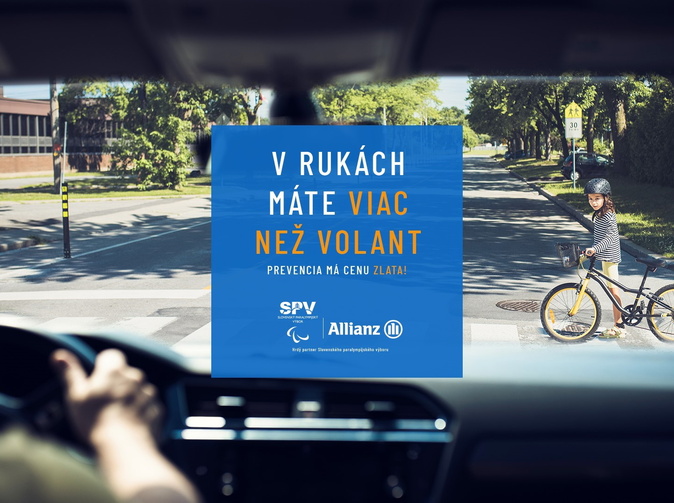 „V rukách máme viac než volant”, varuje najnovšia preventívna kampaň SPV a Nadácie Allianz 