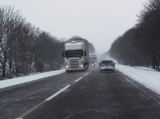 Pozor na ľad padajú z návesov nákladných vozidiel, nehôd pribúda 